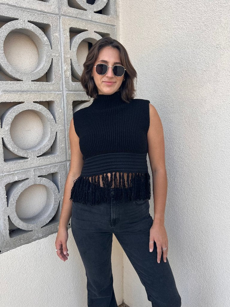 KASSIE FRINGE SLEEVELESS SWEATER TOP IN BLACK