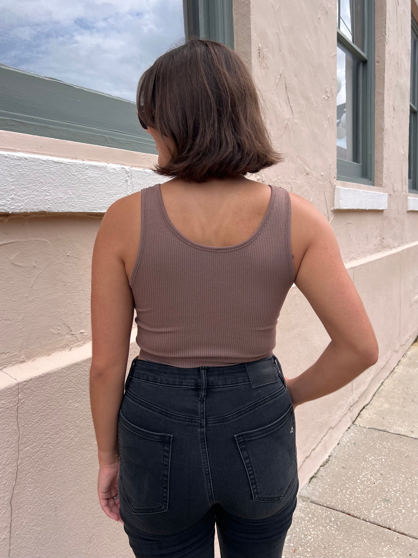 ASH CROPPED SEAMLESS TANK IN WALNUT