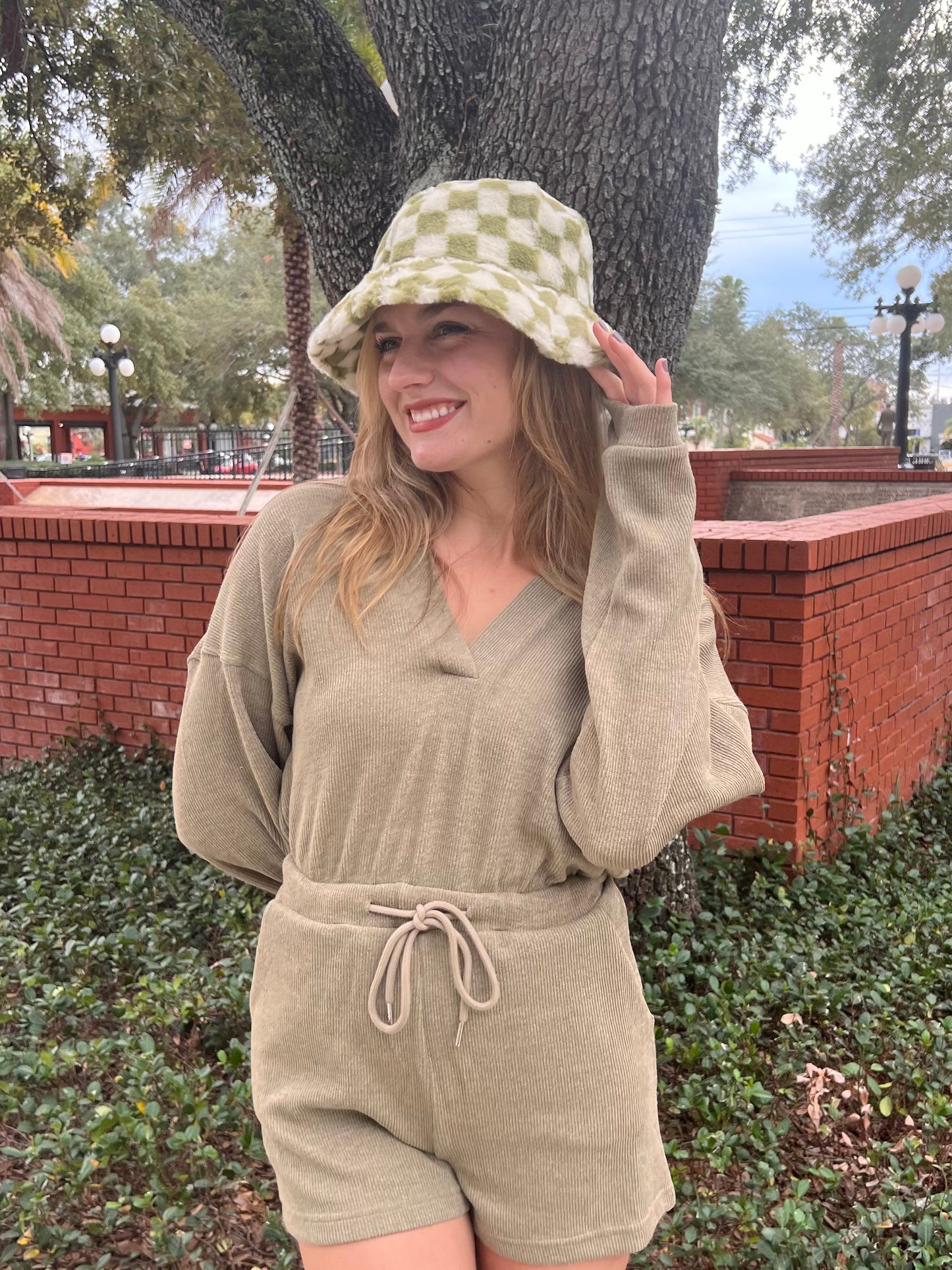 EMA BUCKET HAT IN OLIVE