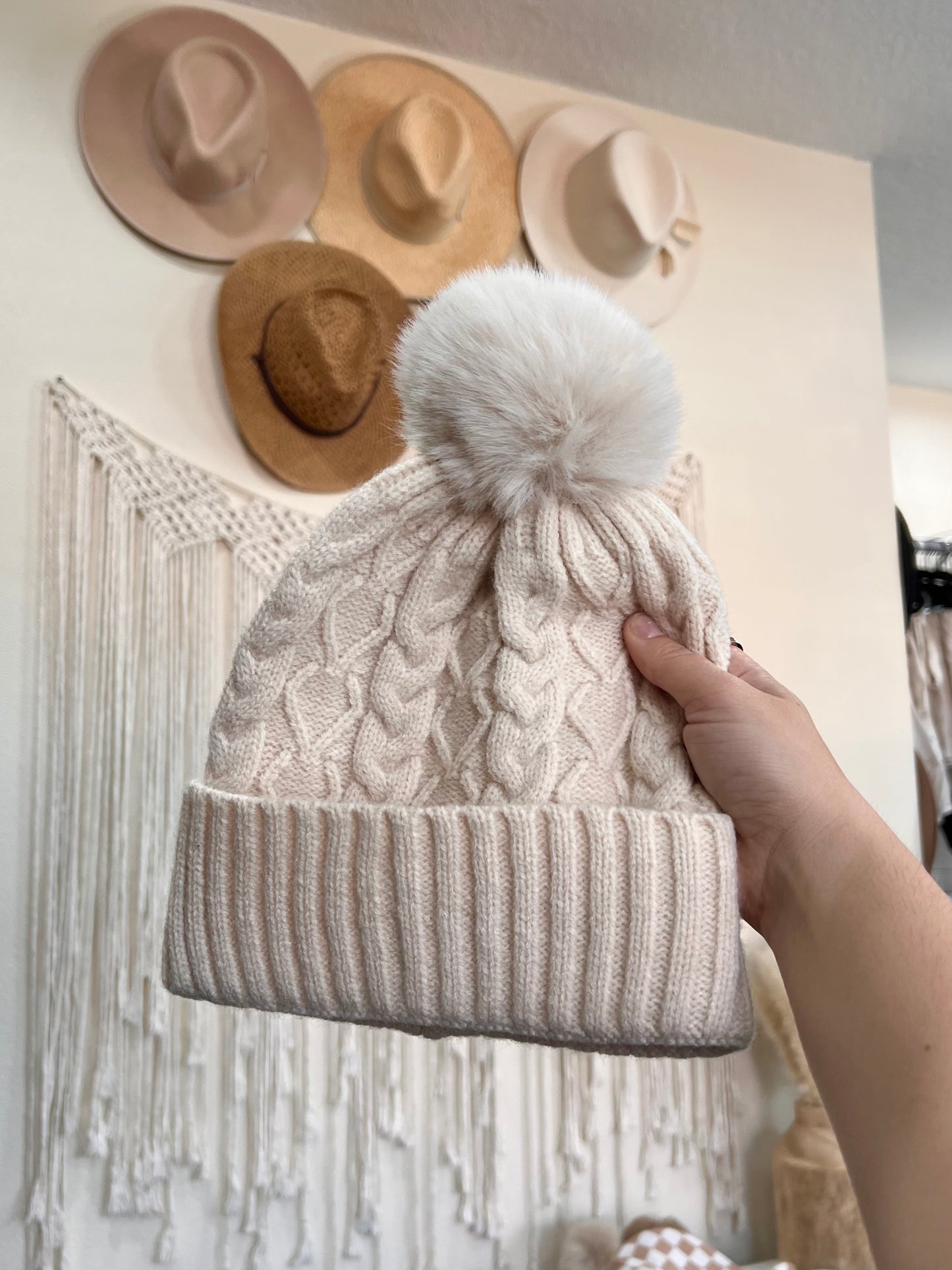 ARI BEANIE IN IVORY