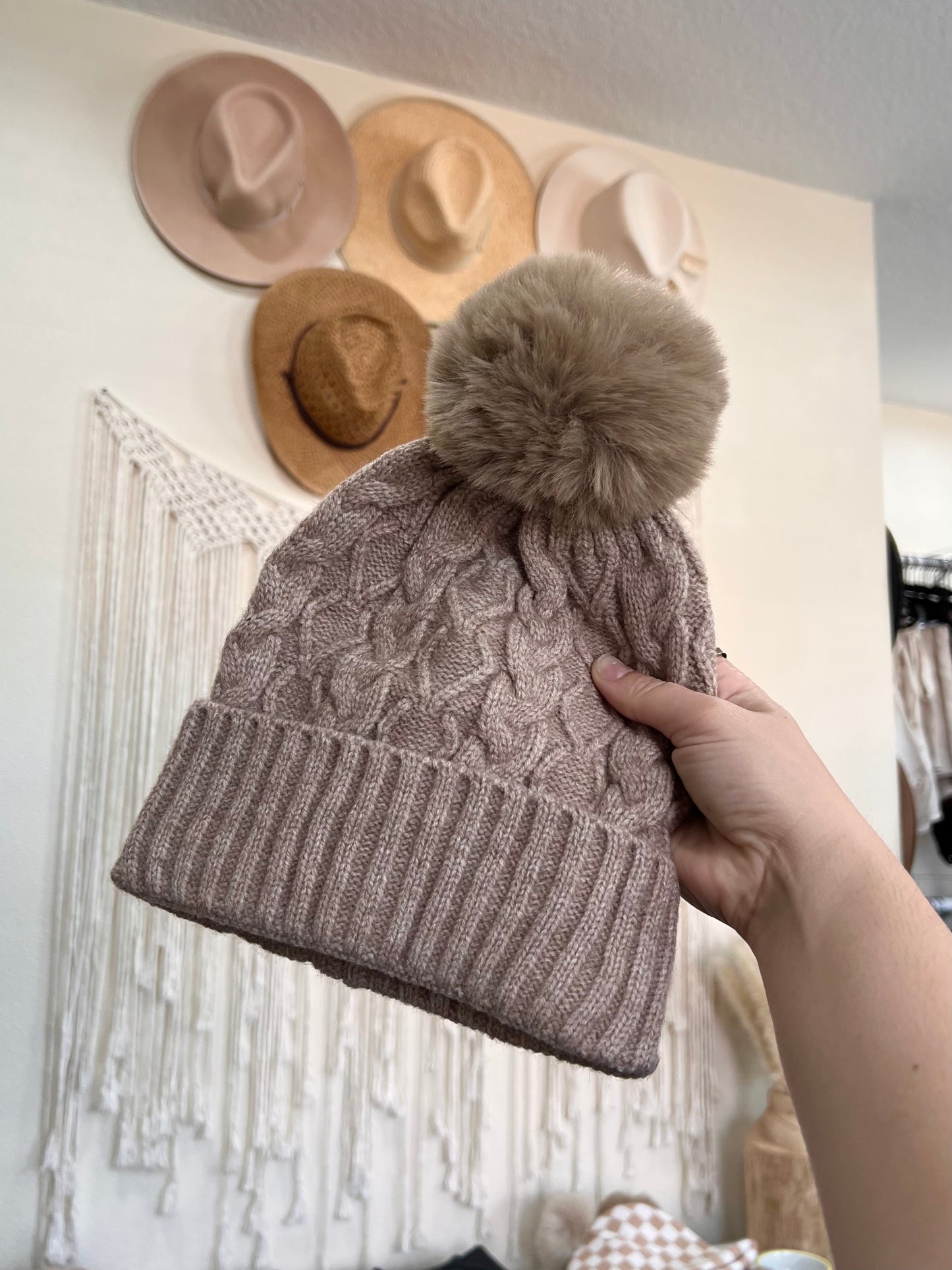 ARI BEANIE IN KHAKI